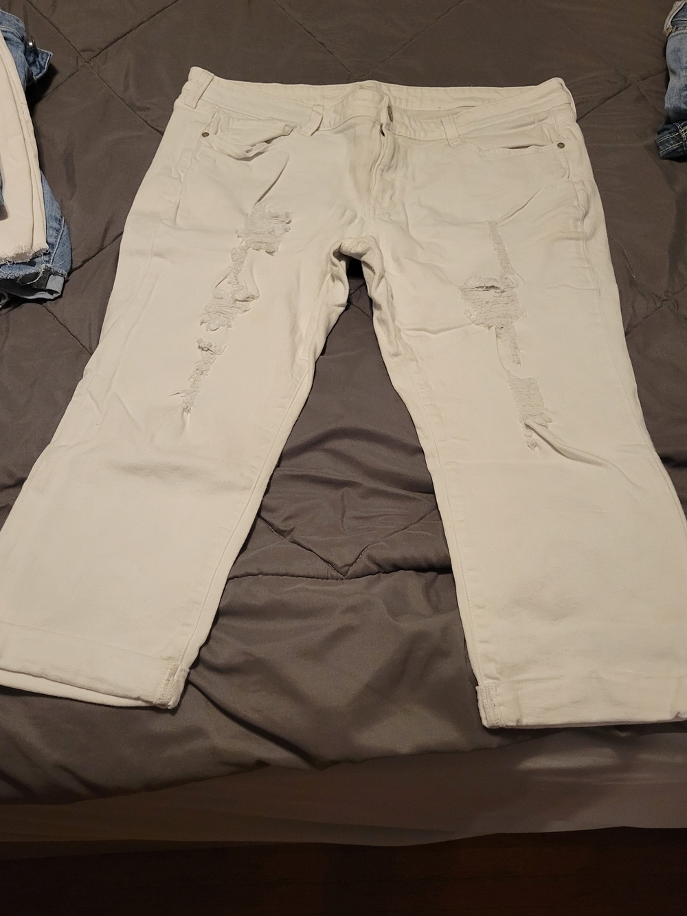 Arizona Jean Company Distressed Cream Capris